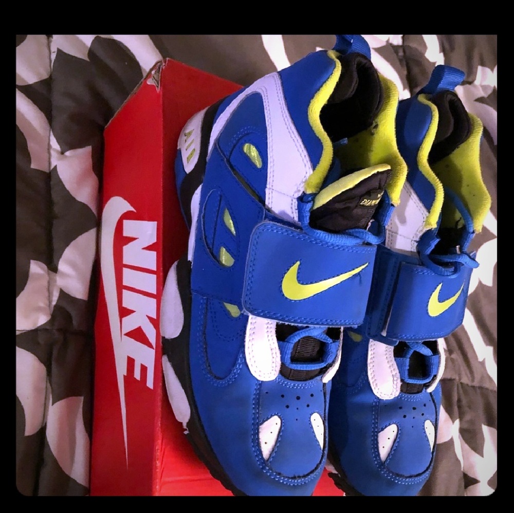 BASKETBALL SHOES